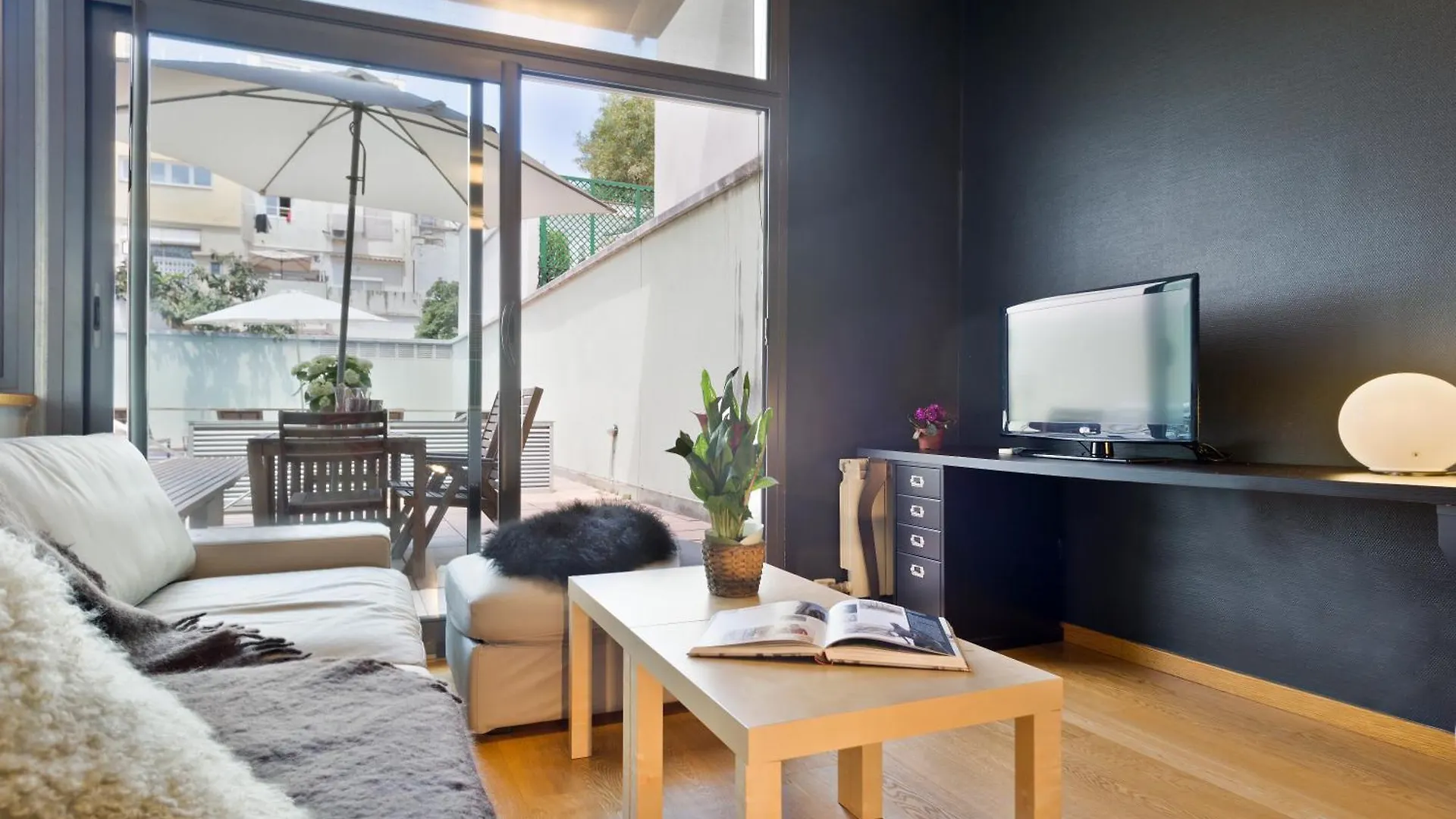 My Space Emirates - Bright Apartment In Gracia With Shared Pool Barcelone 0*,  Espagne