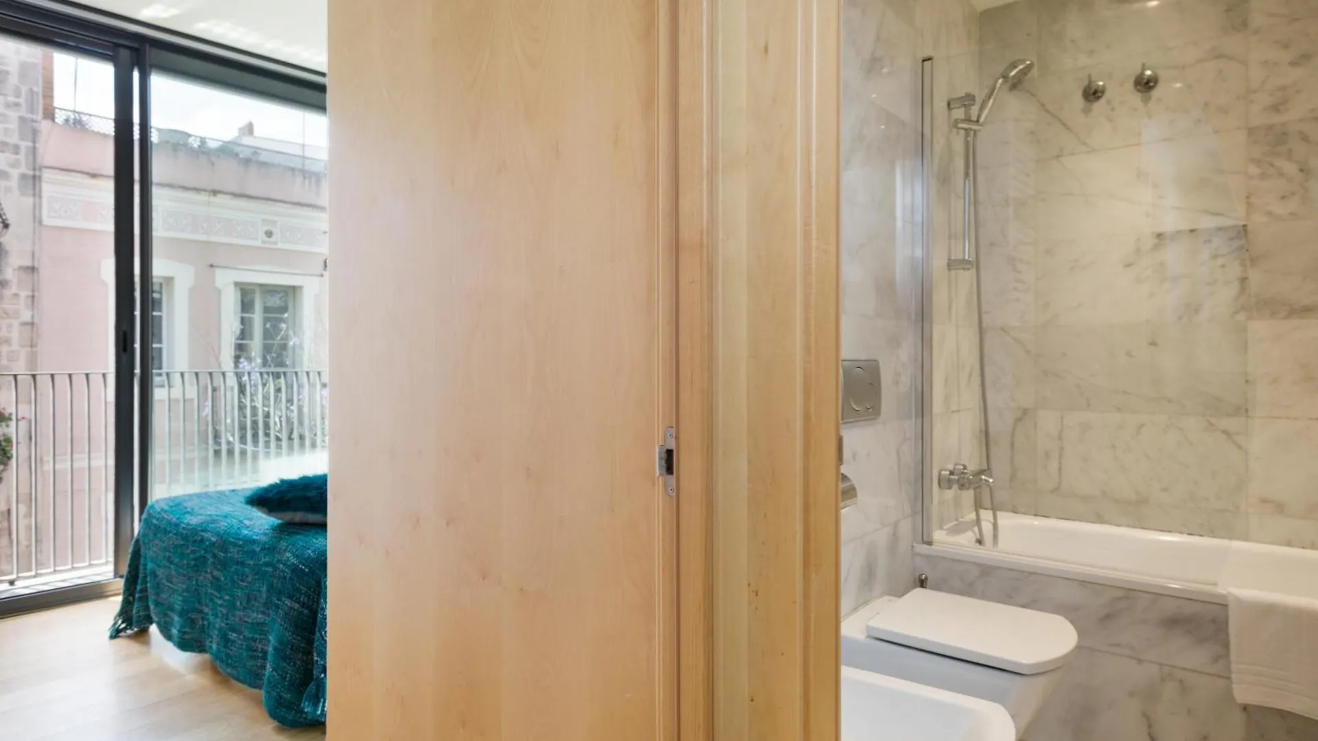My Space Emirates - Bright Apartment In Gracia With Shared Pool Barcelone