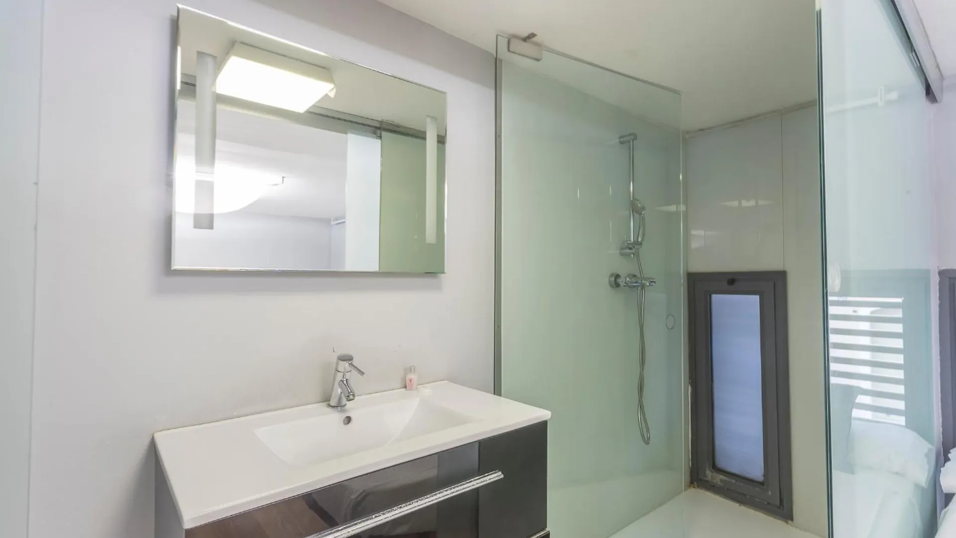 My Space Emirates - Bright Apartment In Gracia With Shared Pool Barcelone